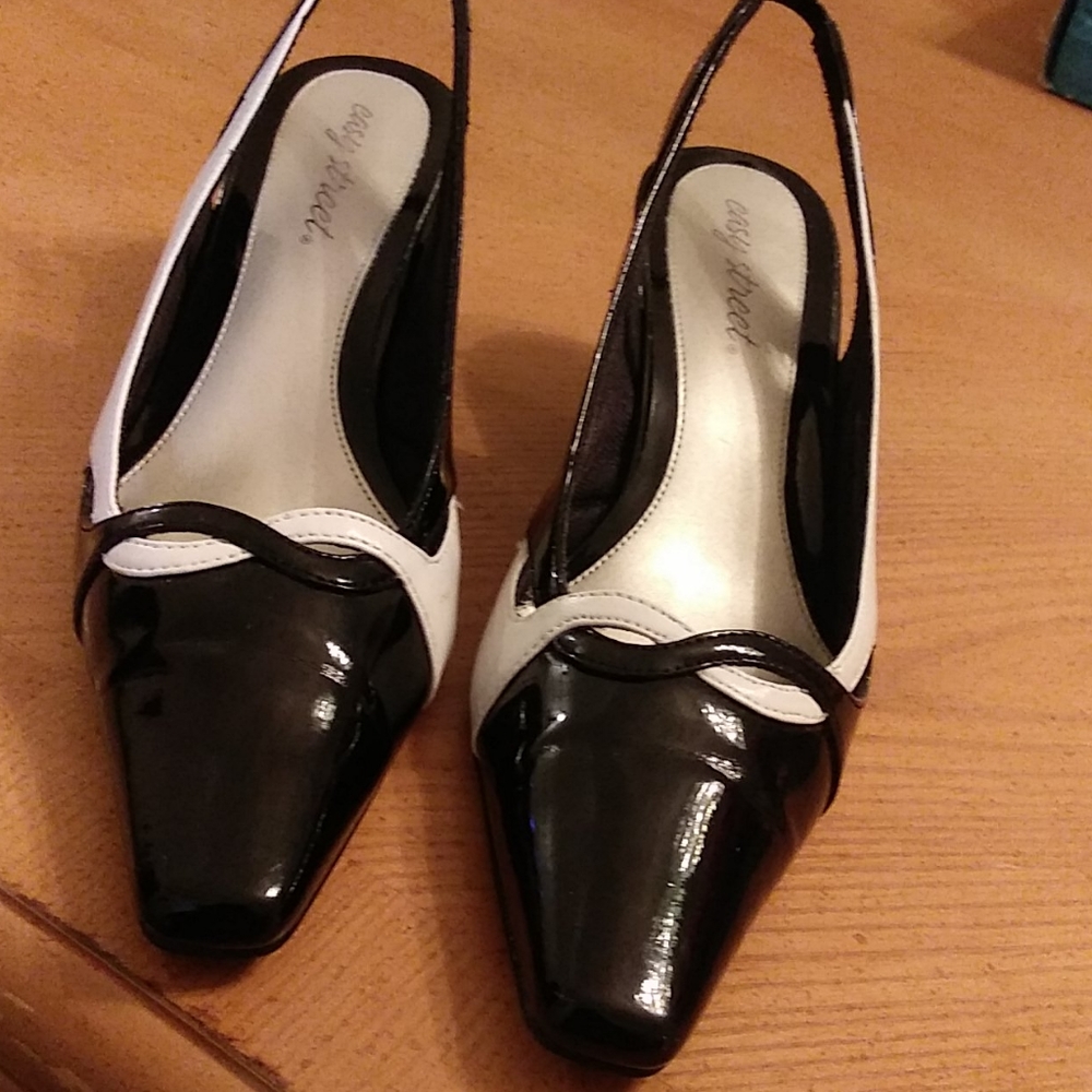Easy Street Black & White patent leather Shoes